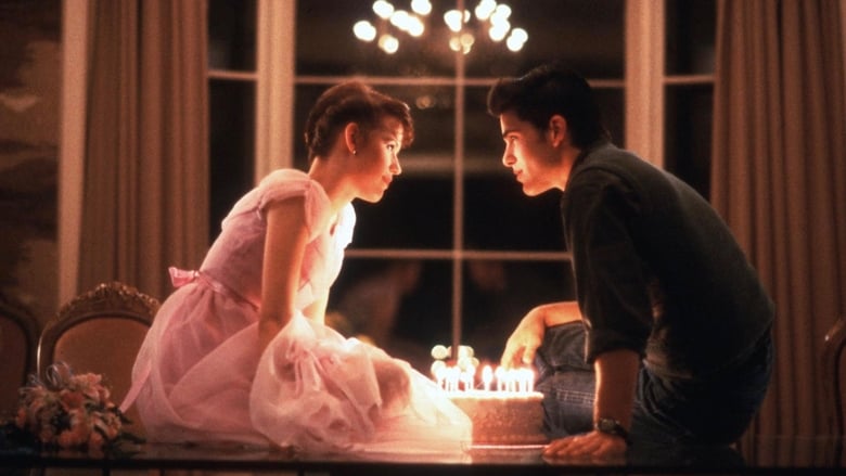 кадр из фильма Шестнадцать свечей