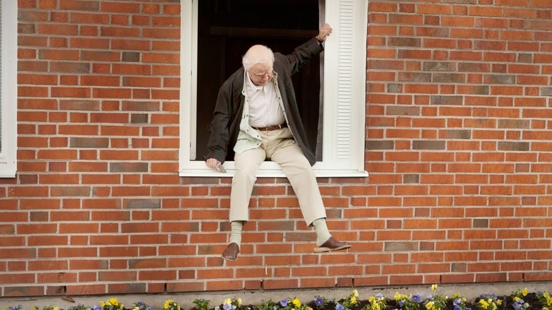 кадр из фильма Столетний старик, который вылез в окно и исчез