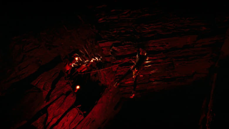 кадр из фильма Спуск