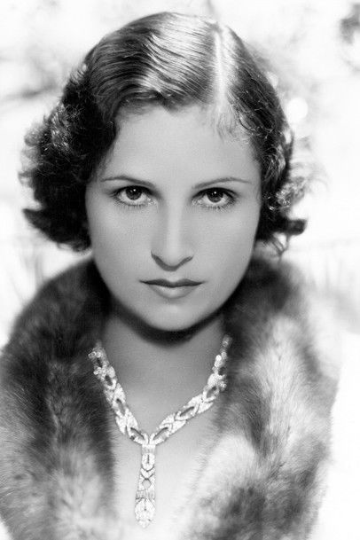  Нора Грегор