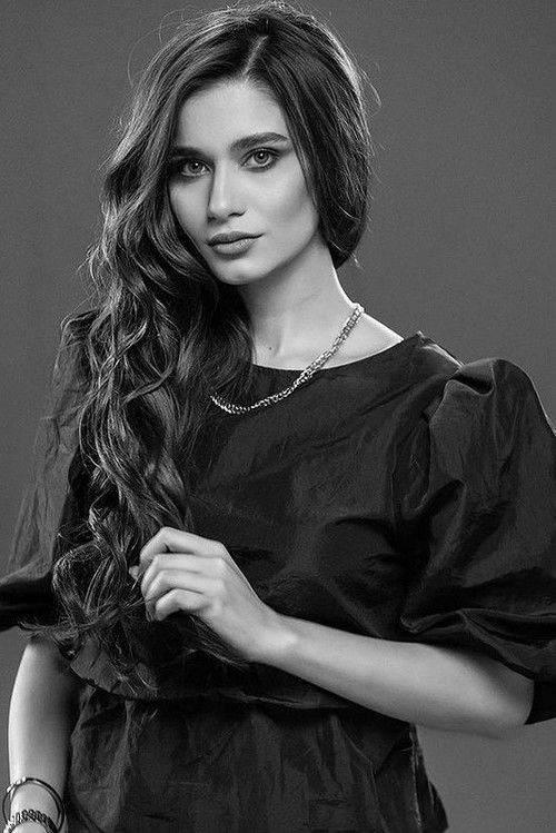 Лобна Еззат