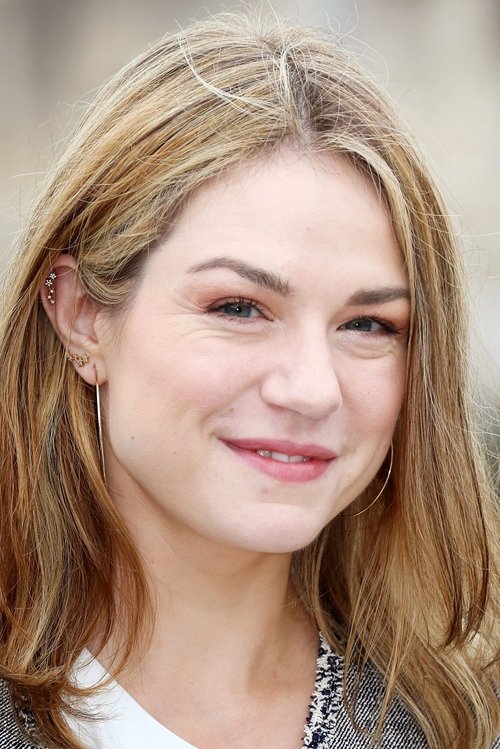  Эмили Декенн