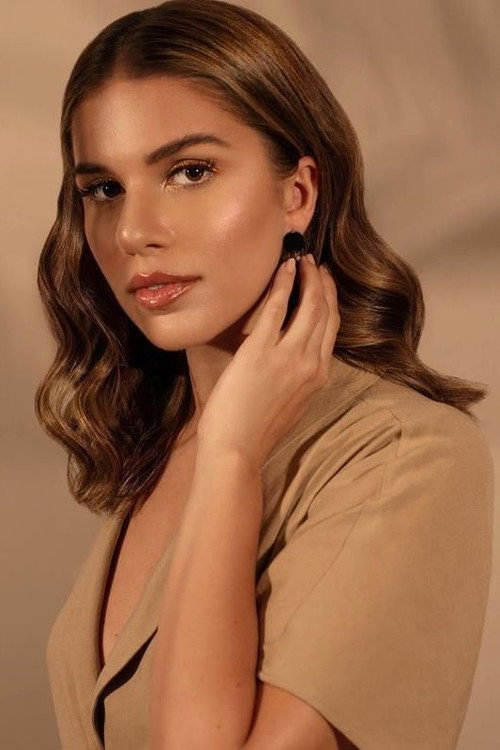 Лара Искандар