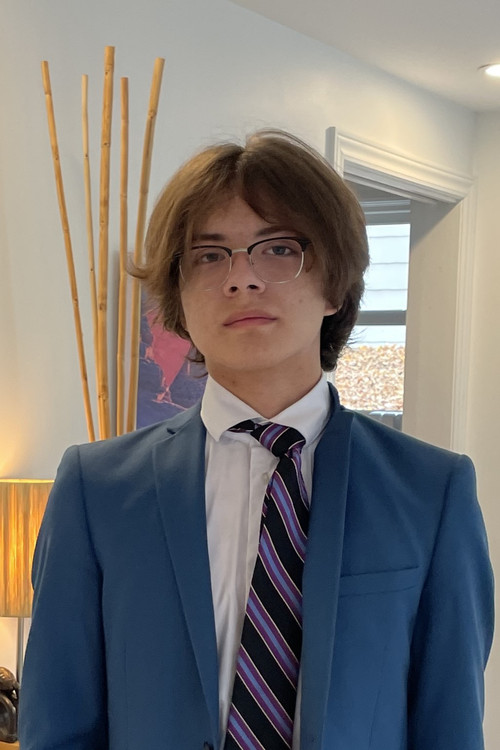 Доминик Ларионов