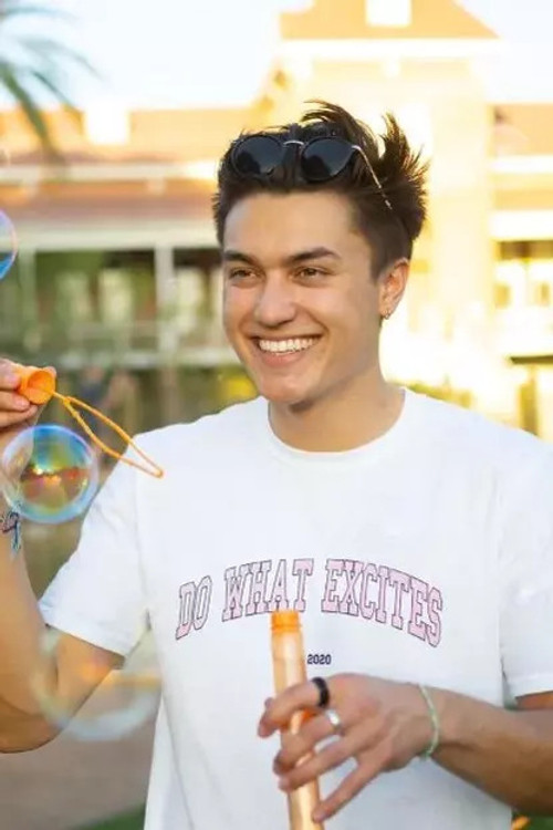 Келлй Wакаса