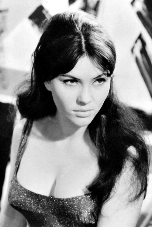 Илдикó Пéцси