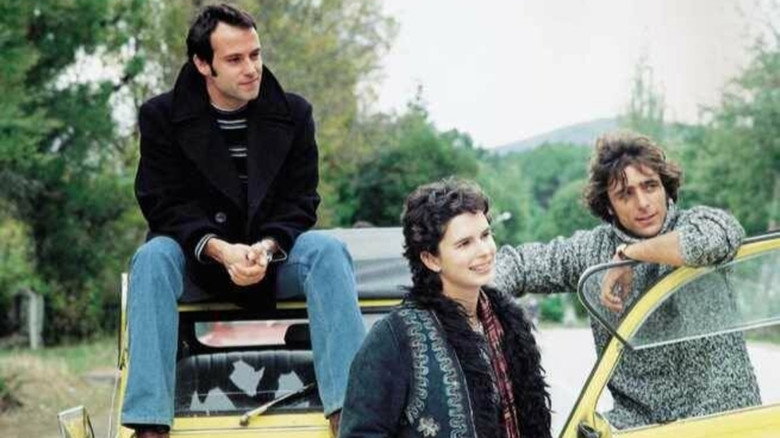 кадр из фильма В революцию на двух лошадях