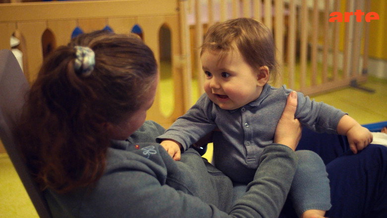 кадр из фильма Crèches, razzia sur les bébés