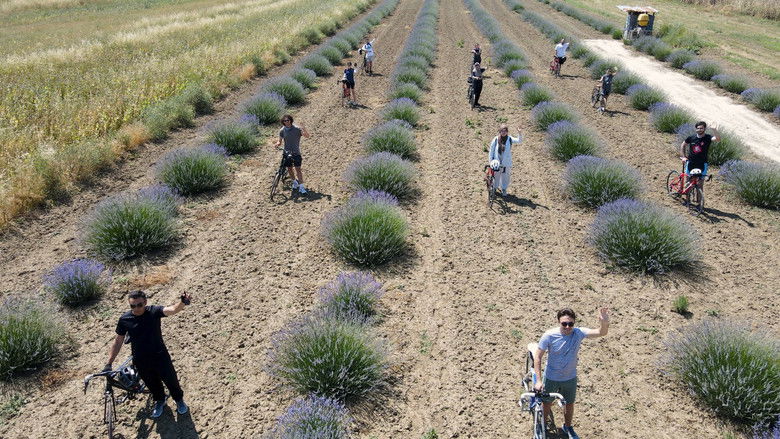 кадр из фильма Kaybolan Sularda Pedal Çevirmek