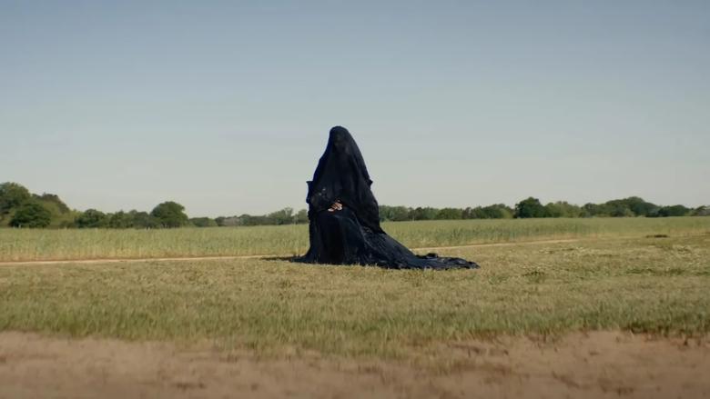 кадр из фильма Женщина во дворе