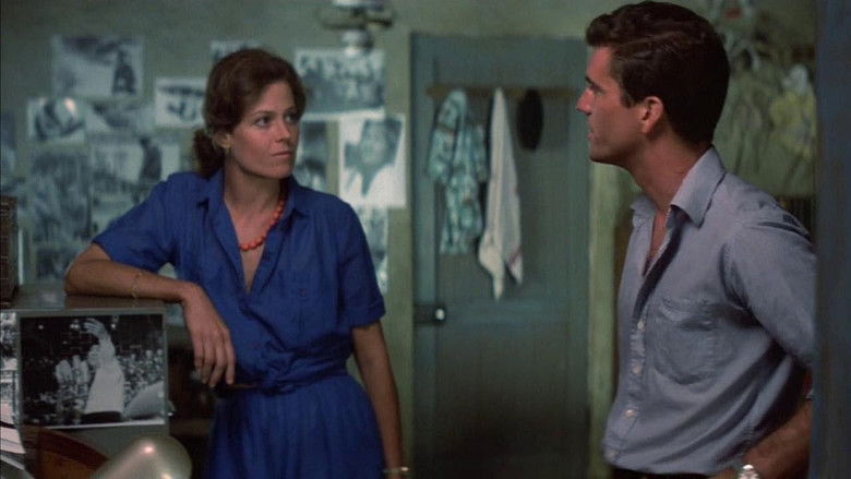 кадр из фильма Год, опасный для жизни