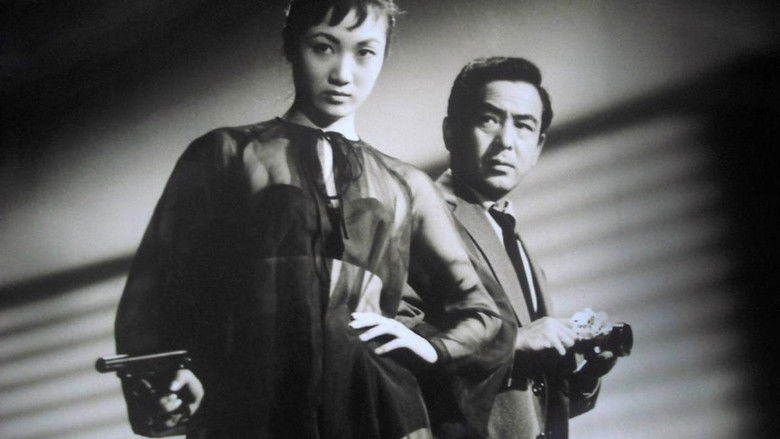 кадр из фильма 裸女と拳銃