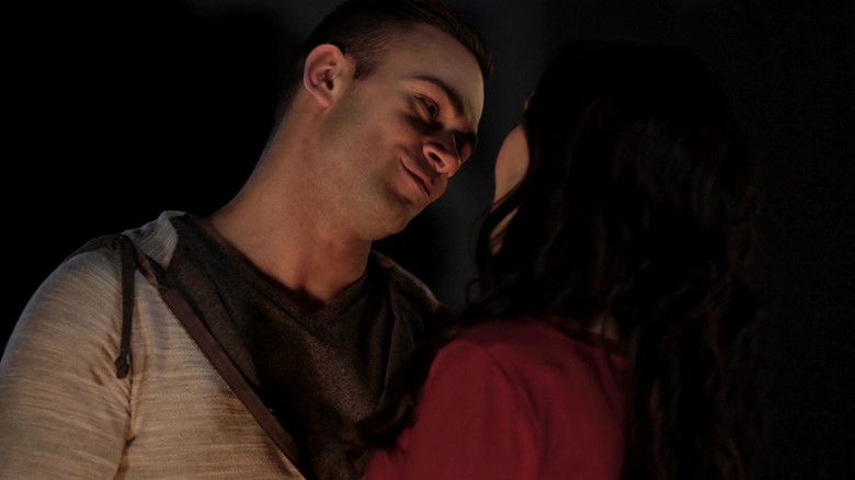 кадр из фильма Резня на кладбище