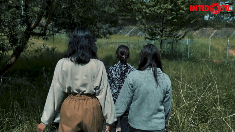 кадр из фильма Di Tengah Dua Saudari