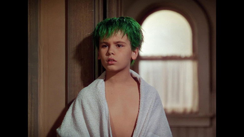 кадр из фильма Мальчик с зелеными волосами