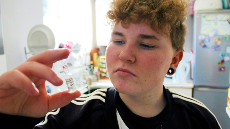 кадр из фильма Leo: Becoming a Trans Man