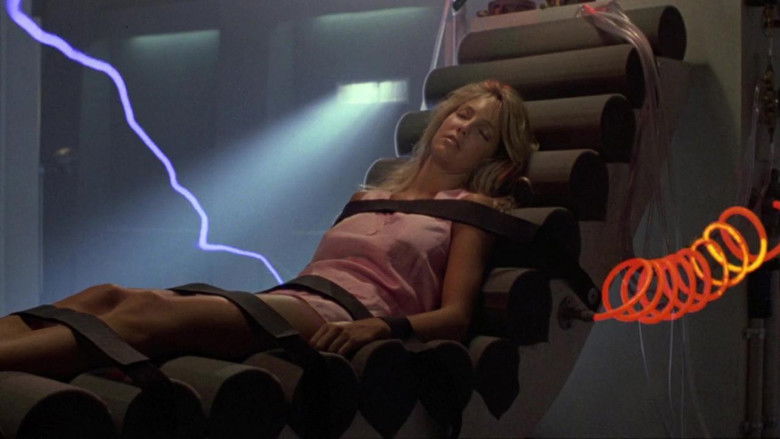 кадр из фильма Возвращение болотной твари