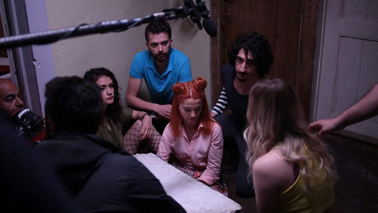 кадр из фильма Üç Harflilerin Musallat Olduğu Büyülü Konakta Ruh Çağıran Gençlerin Hazin Hikayesi