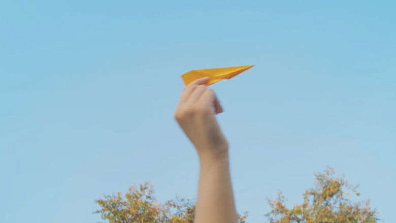 кадр из фильма Makukulay na Eroplanong Papel