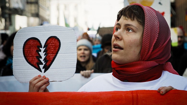 кадр из фильма Havumetsän lapset