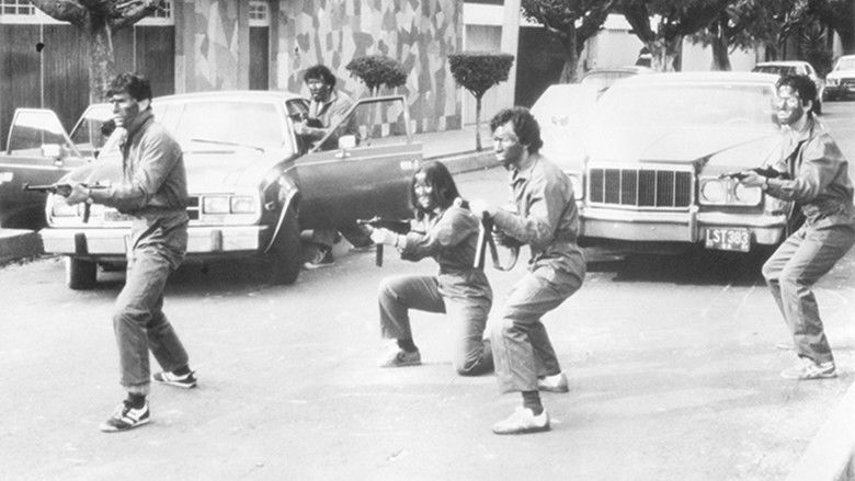 кадр из фильма Bajo la metralla