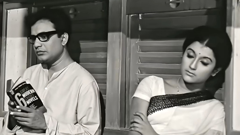 кадр из фильма এখানে পিঞ্জর