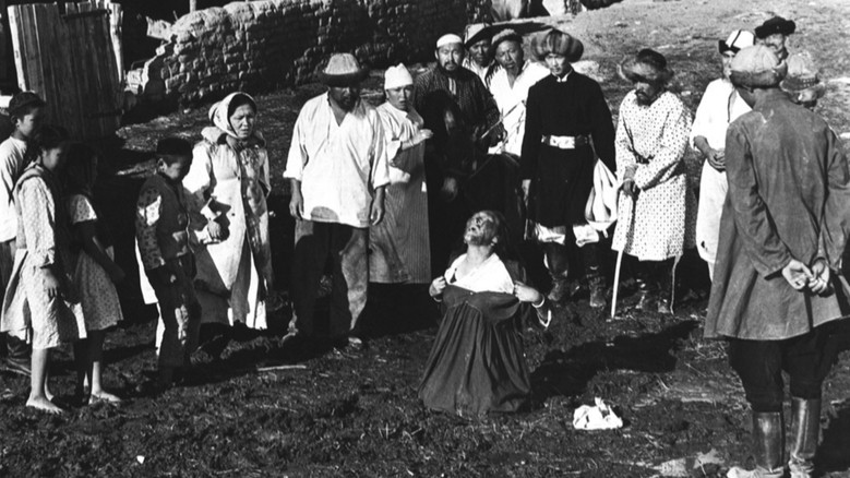 кадр из фильма Первый учитель