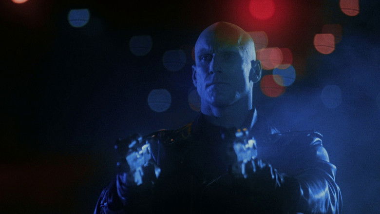 кадр из фильма Киборг–охотник