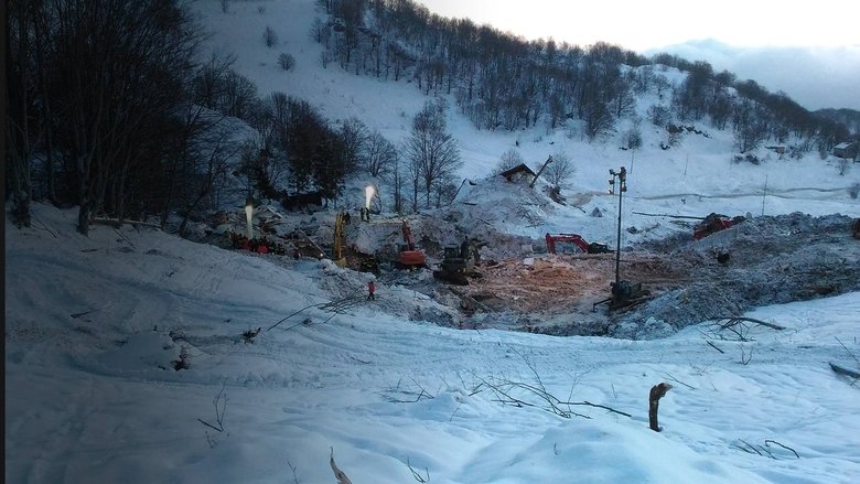 кадр из фильма Rigopiano: voci dal gelo