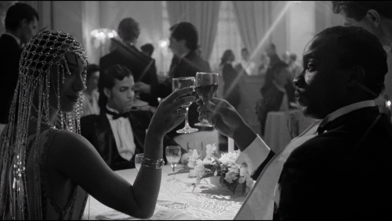 кадр из фильма Под вишневой луной