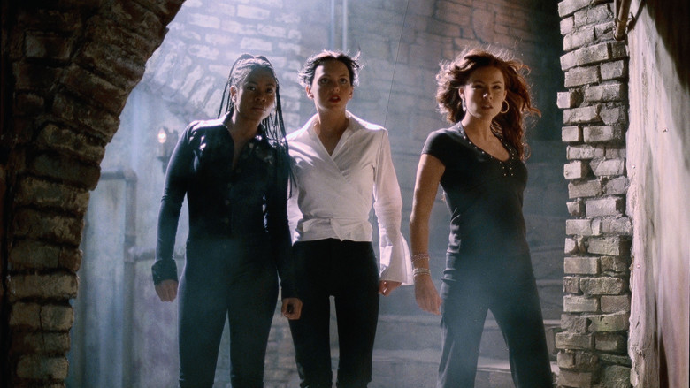 кадр из фильма Очень страшное кино 2