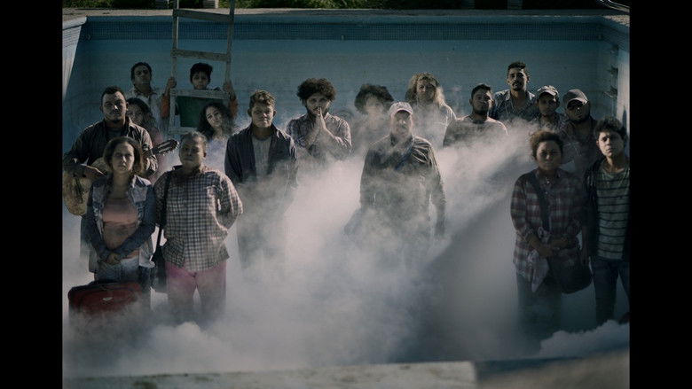 кадр из фильма La Alberca de los Nadies