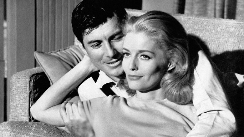 кадр из фильма Обнажённый поцелуй