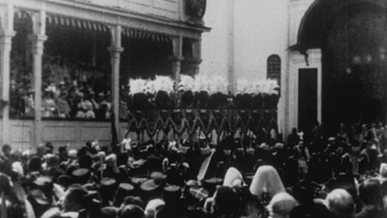 кадр из фильма Tsar et tsarine entrant dans l'église de l'Assomption