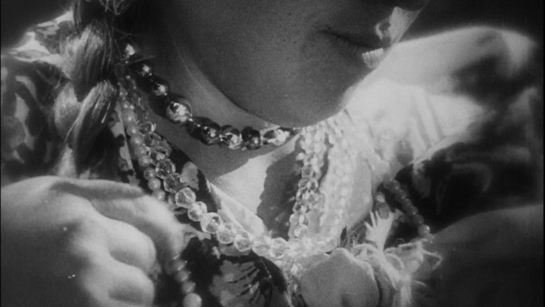 кадр из фильма Старое и новое