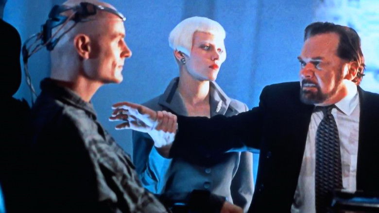 кадр из фильма Газонокосильщик 2: За пределами киберпространства