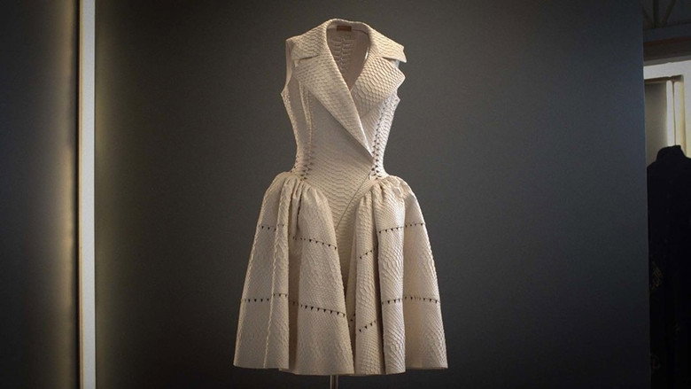 кадр из фильма Azzedine Alaïa, un couturier français