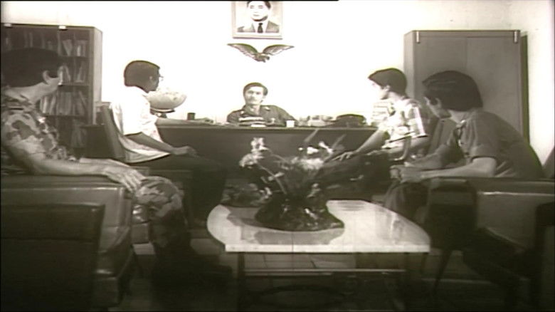 кадр из фильма Ván bài lật ngửa 5: Trời xanh qua kẽ lá