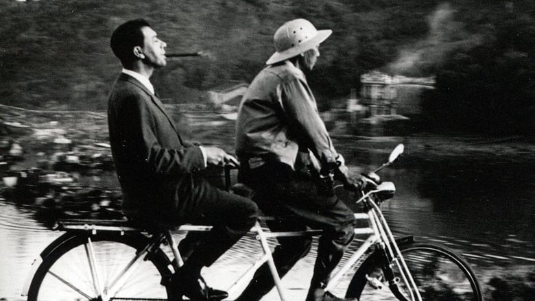 Монокль криво усмехается