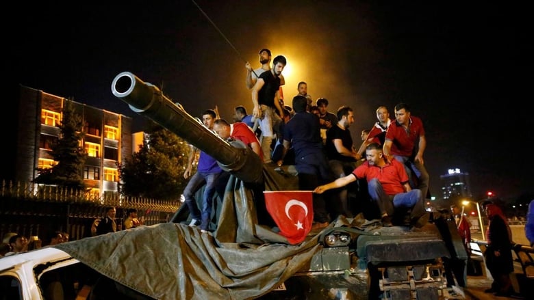 кадр из фильма Kampf auf der Bosporus-Brücke - Die Türkei und der gescheiterte Putschversuch