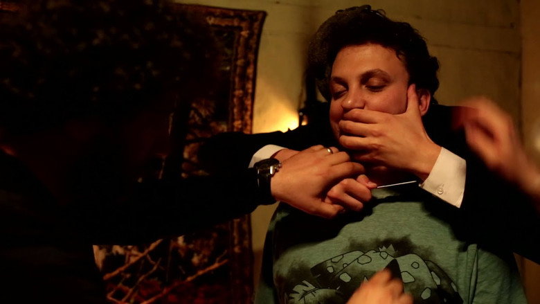 кадр из фильма Üç Harflilerin Musallat Olduğu Büyülü Konakta Ruh Çağıran Gençlerin Hazin Hikayesi