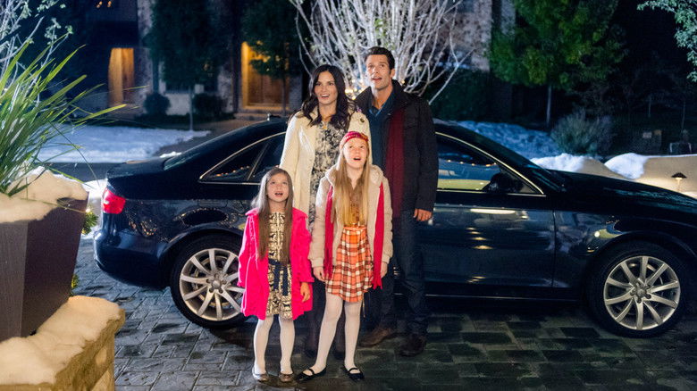 кадр из фильма 12 подарков на Рождество