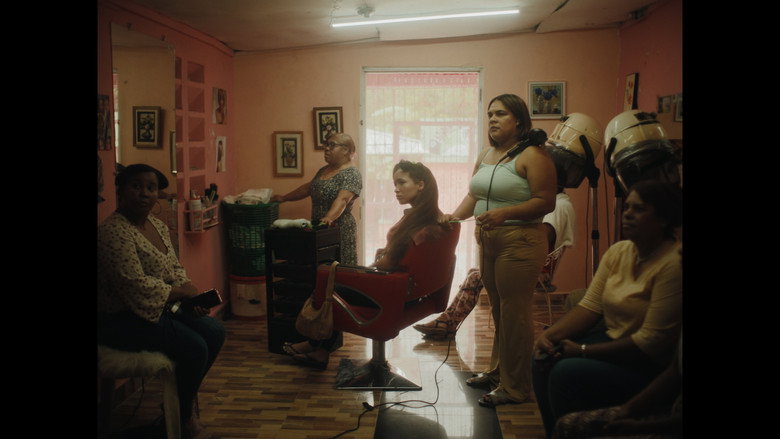 кадр из фильма Niñas escarlata