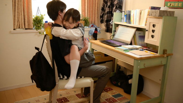 кадр из фильма パパとママが至近距離にいてもお兄ちゃんの大きなシャツ借りて求愛抱っこSEXで逃がさず何発も膣射させる痴女っこロリータ義理妹