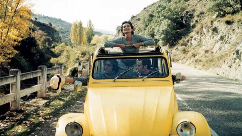 кадр из фильма В революцию на двух лошадях