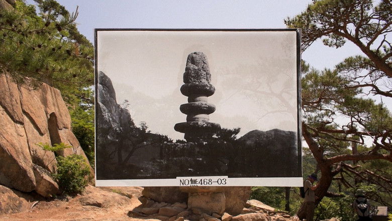 кадр из фильма 황폐한 사원에 걸린 달