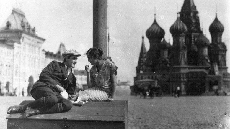 кадр из фильма Папиросница от Моссельпрома