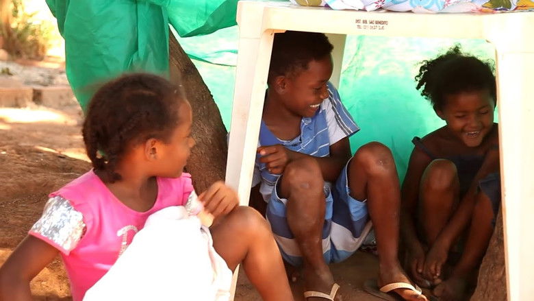 кадр из фильма Menino Mitou na Bike Sem Freio e Foi Brincar de Casinha