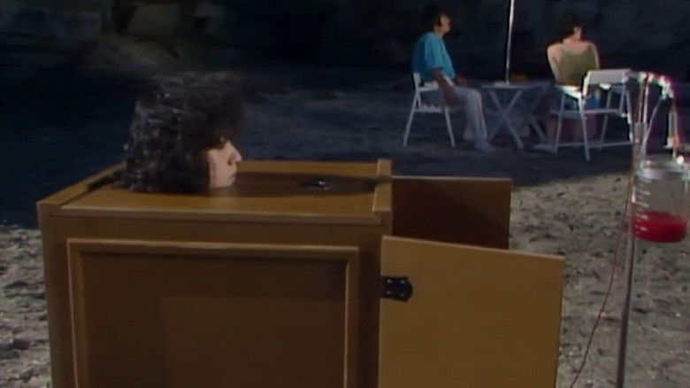 кадр из фильма Женщина в ящике: Девственная жертва