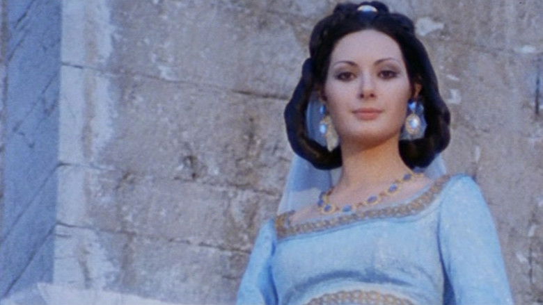 кадр из фильма Великолепная Антония, поначалу монахиня, а после фурия